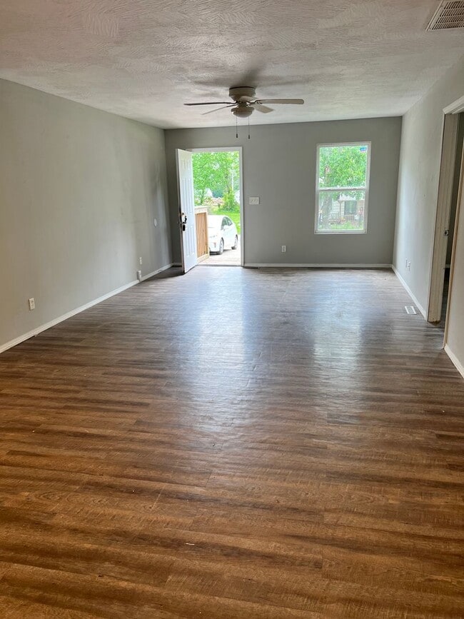 Building Photo - 3 Bed 2 Bath House