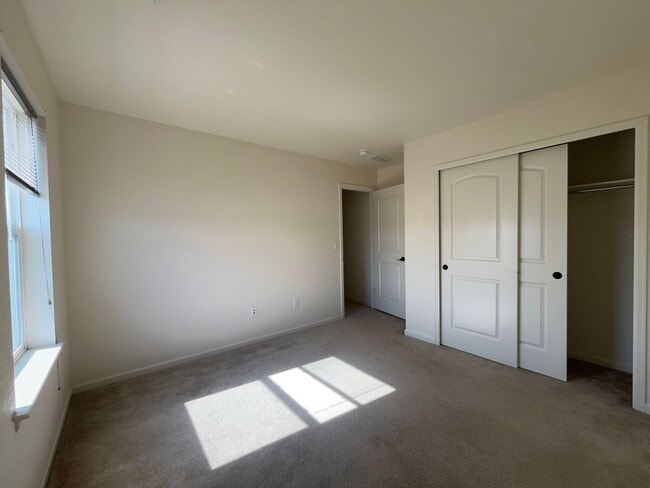 Building Photo - Spacious 5-Bedroom House with Large Fenced Yard