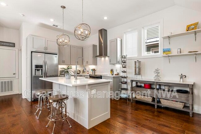 Building Photo - 636 SW B St