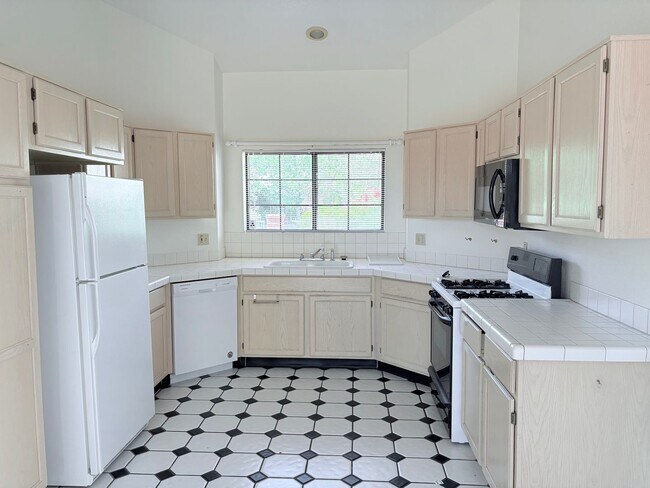 Building Photo - Spacious 2bd/2bath + Den home in gorgeous community (there's a lake!)