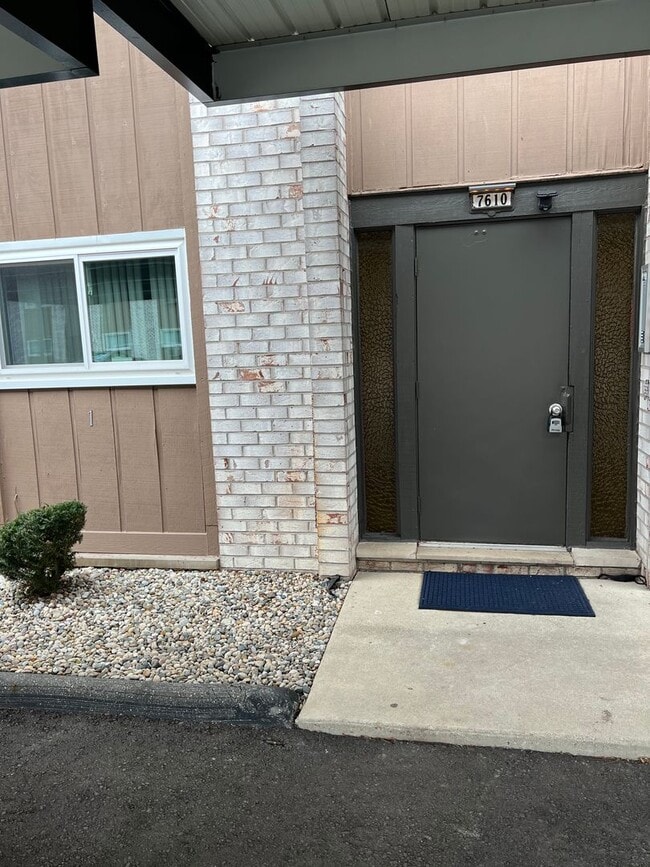 Building Photo - Beautiful 2 bedroom, 1.5 bath Condo in Wes...