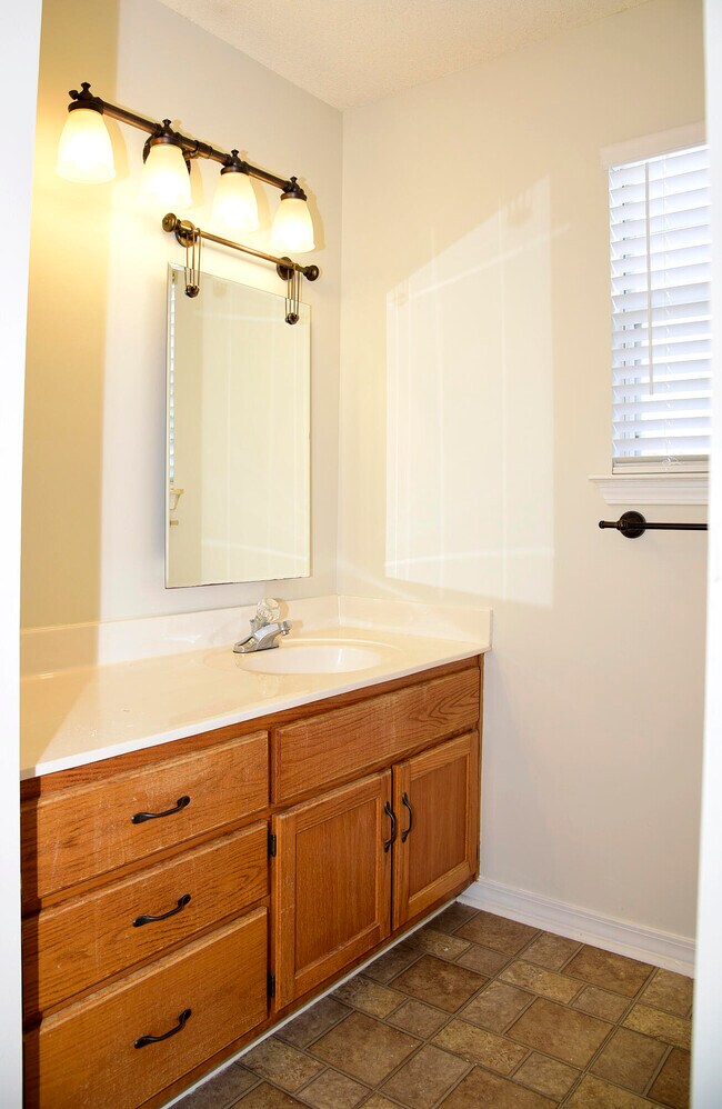 Building Photo - 311 Parkwood Pl