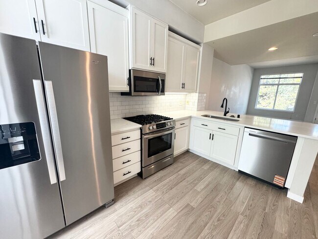 Building Photo - Spacious is Aqua Highlands one bedroom plu...