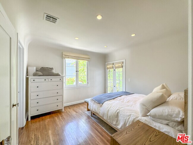 Building Photo - 345 Westbourne Dr