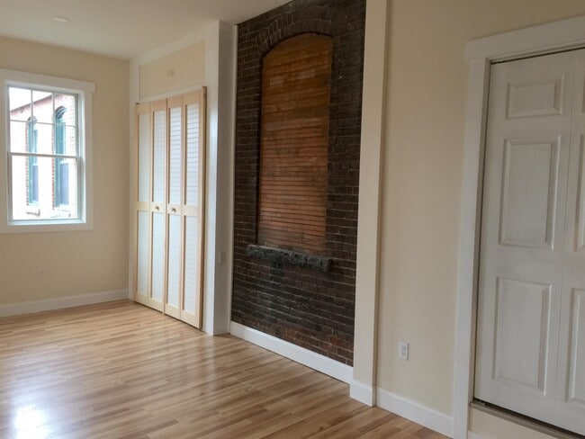 Building Photo - 368 Central St