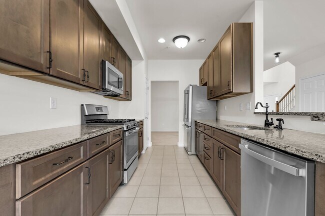 Building Photo - 3 bedroom Townhouse