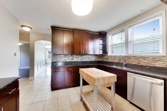 Building Photo - 7922 W Elmgrove Dr