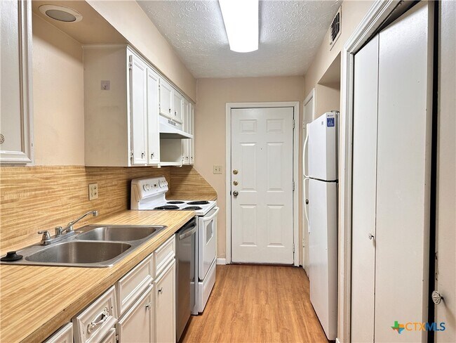 Building Photo - 906 N LBJ Dr