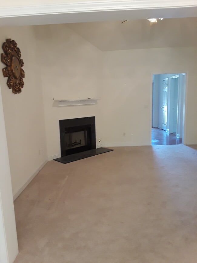 Building Photo - 2560 Rosehill Cir