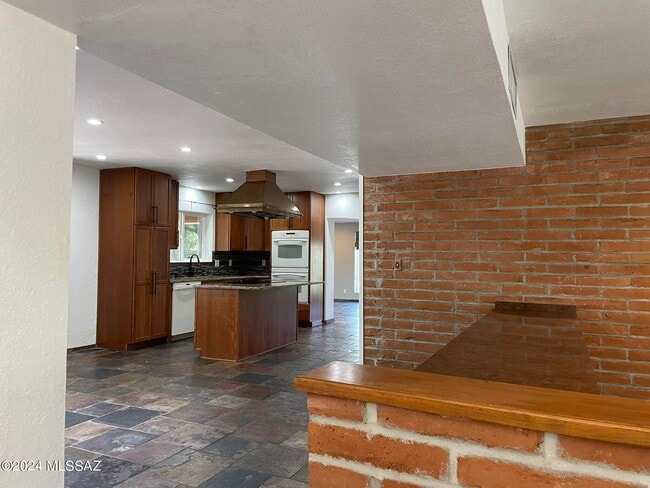 Building Photo - 5830 E Cll Del Ciervo