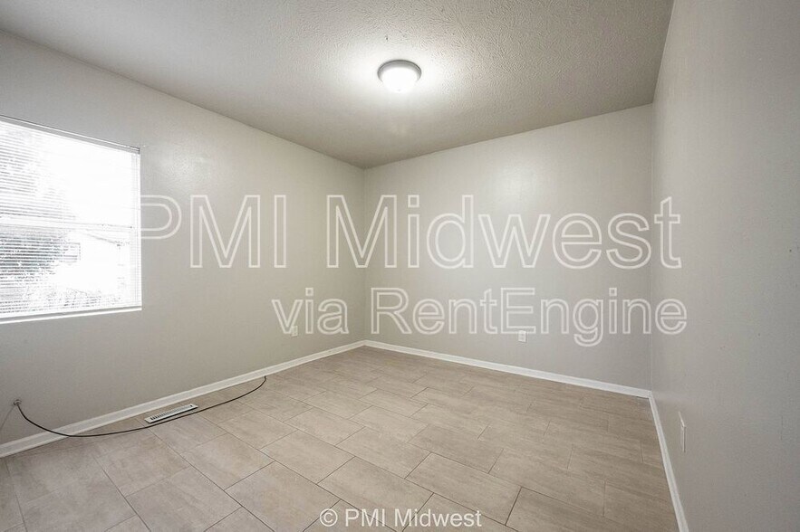 Building Photo - 3014 W 10th St