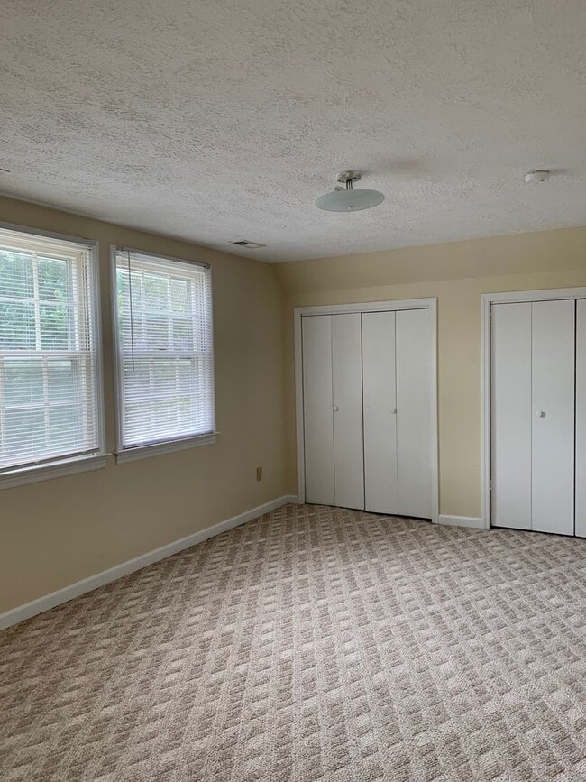 Building Photo - 208 Woodbine Dr