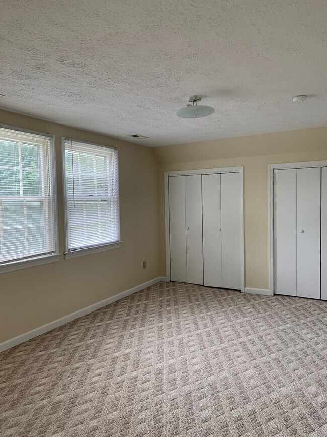 Building Photo - 4 Bedroom 2 Bath House