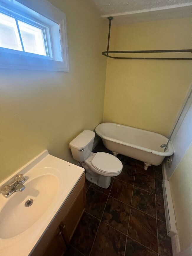 Building Photo - 704 W 4th St