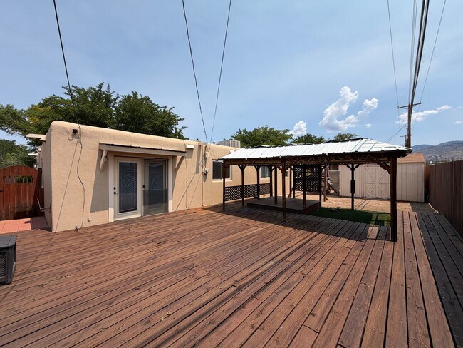 Building Photo - Cozy 4 Bedroom 2 Bathroom Home In The NE!