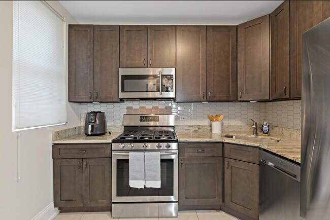 Building Photo - 5536 S King Dr