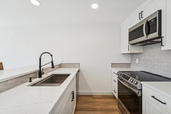 Building Photo - 2 bedroom in Seattle WA 98199