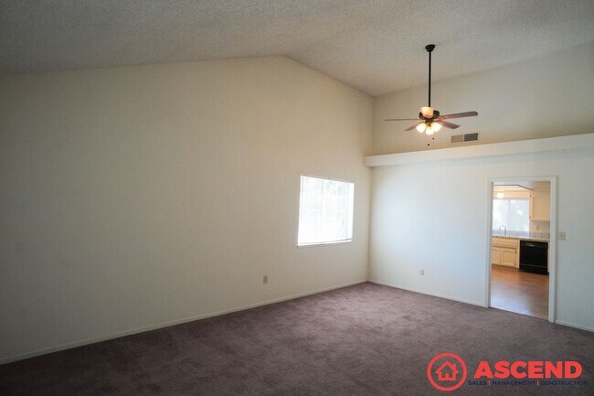 Building Photo - Lovely Home In Southwest Bakersfield!
