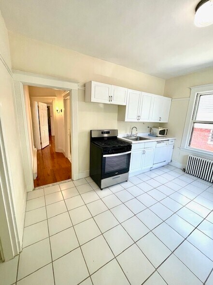 Building Photo - 81 College Ave