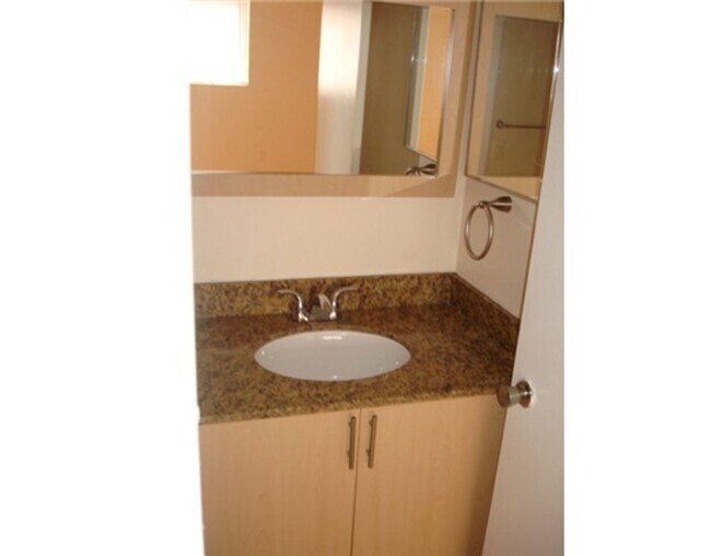 Building Photo - Townhome 2 Bedroom 2.5 Bathroom and fenced...
