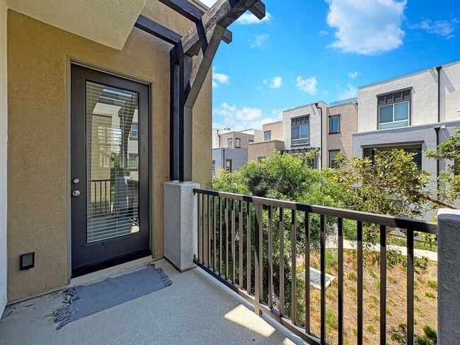 Building Photo - Beautiful 4B/3BA Vista Home w/ Pool & Mode...