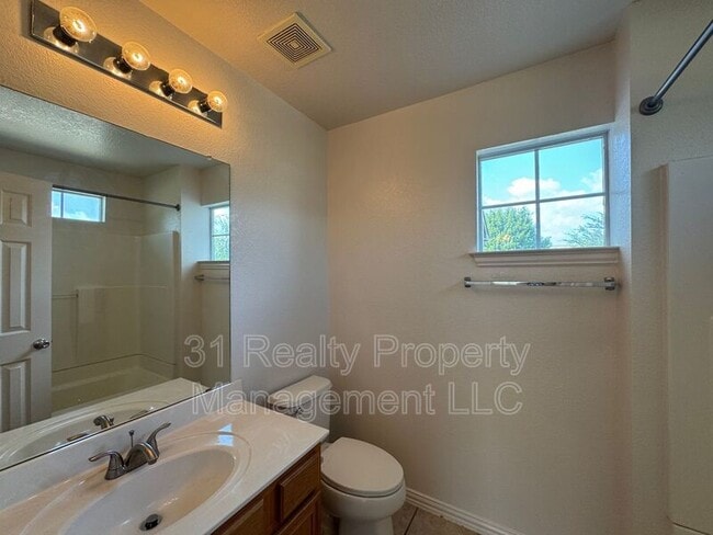 Building Photo - 900 Englewood Ln
