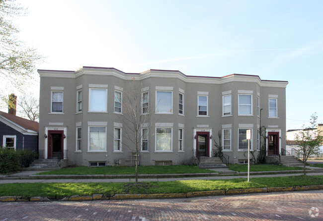 Building Photo - 117-121 Division St