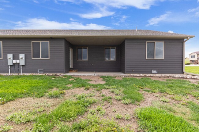 Building Photo - Spacious 3 bedroom, 2 bath home with a 2 c...