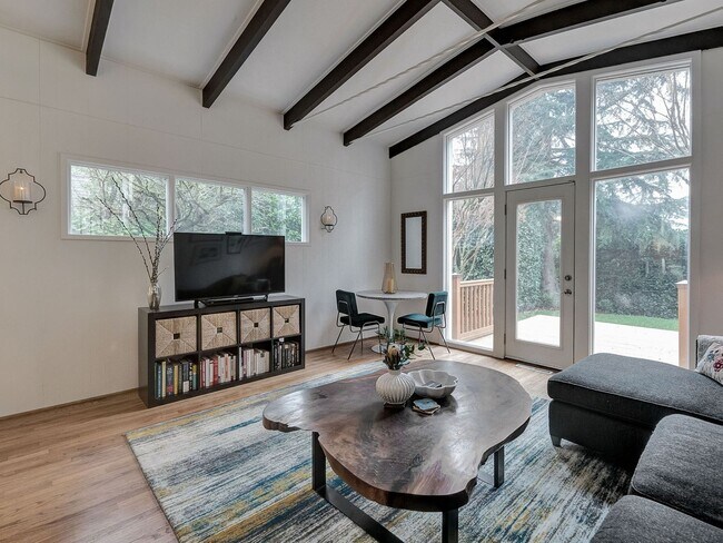 Building Photo - Chic Urban Oasis in Hillsdale