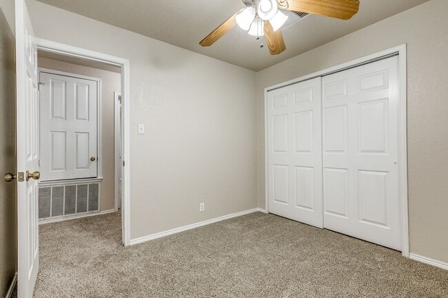 Building Photo - Charming 3/2/2 single-story home in highly desirable Westover Crossing