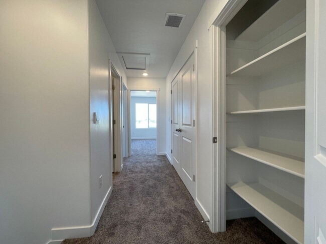 Building Photo - 3-Bedroom Townhome in Santaquin!