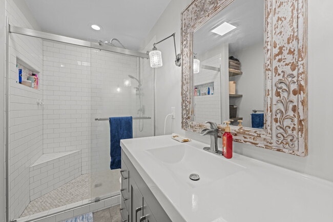 Building Photo - 6115 Gondolier Dr