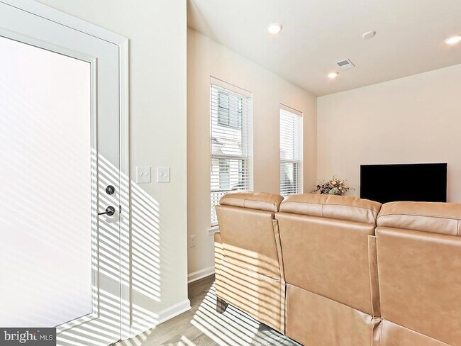 Building Photo - 1001 Greenwich Dr