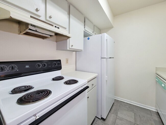 Building Photo - Two Bedroom Condo Near Med Center!