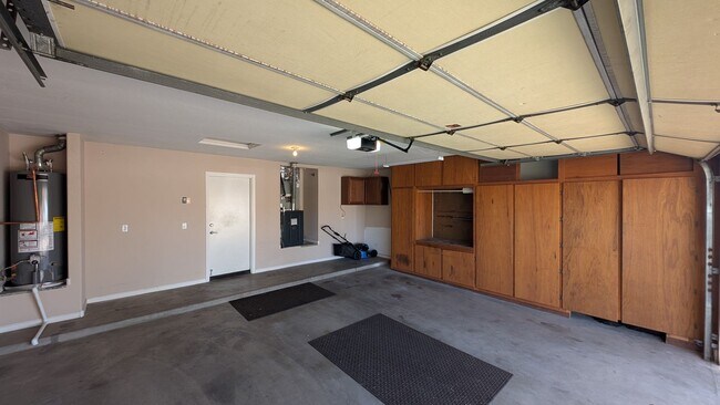Building Photo - 3 Bedroom Home in the Silverhawk Community Near N Cooper Rd and W Guadalupe Rd!