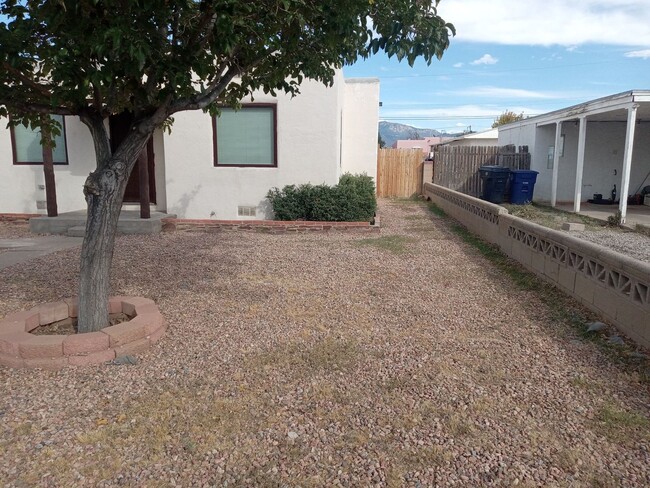 Building Photo - **4 Bedroom 2 Bath Home Located in Northea...