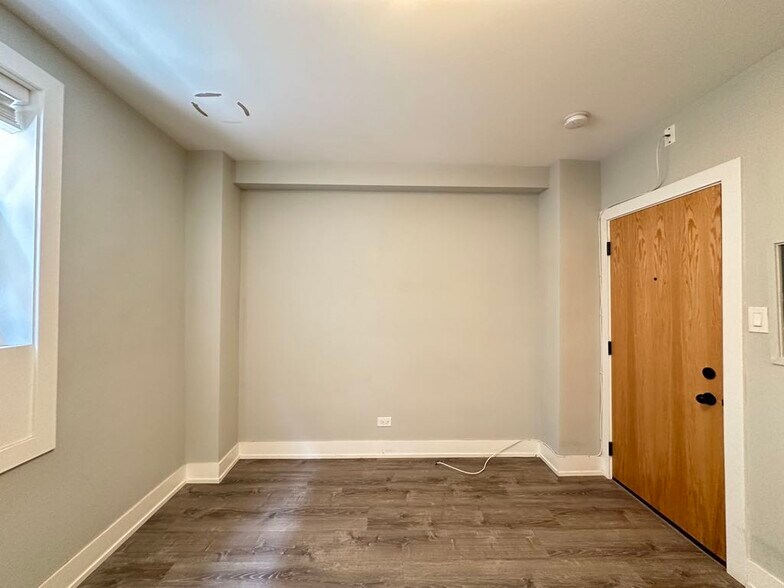 Building Photo - 510 W Belmont Ave