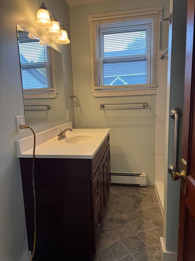 Building Photo - 3 Bedroom home in Lebanon