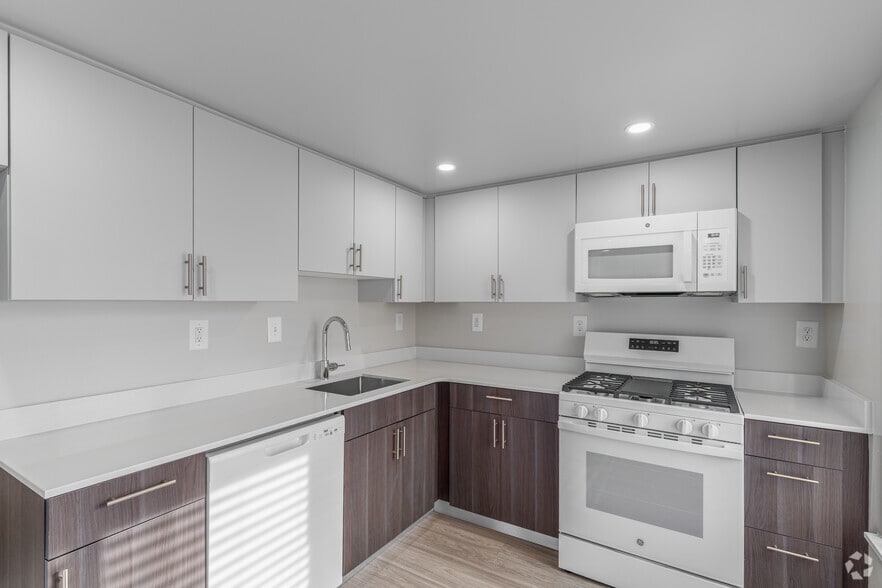 1BR, 1BA - 840SF - Kitchen - Lakeside Apartments