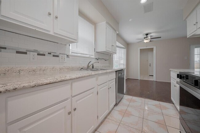 Building Photo - 8119 La Roche Ln