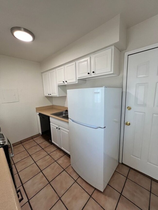 Building Photo - 1/2 MONTH FREE ON 12 MONTH LEASE AND MOVE ...
