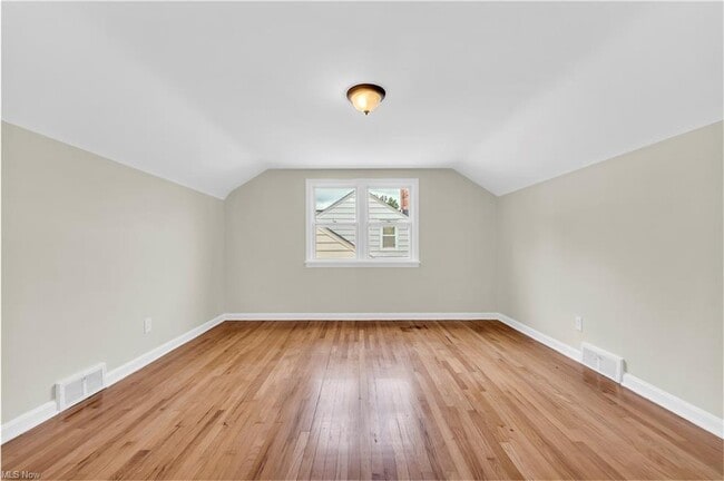 Building Photo - 416 E 255th St