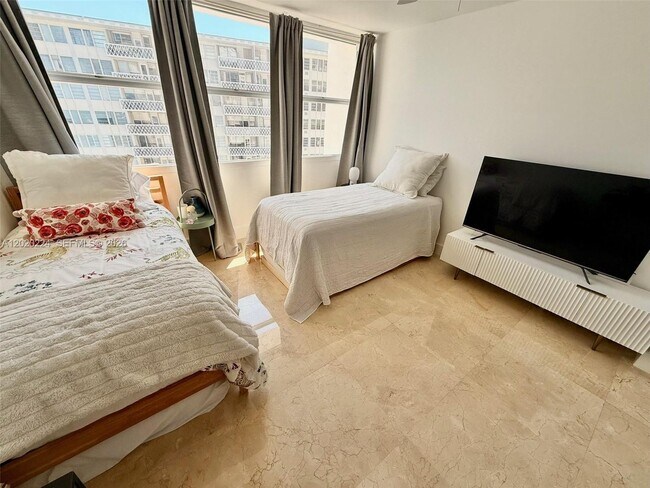 Building Photo - 1420 Brickell Bay Dr