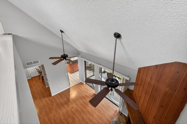 Building Photo - Cozy 3 Bedroom Available in Tampa!
