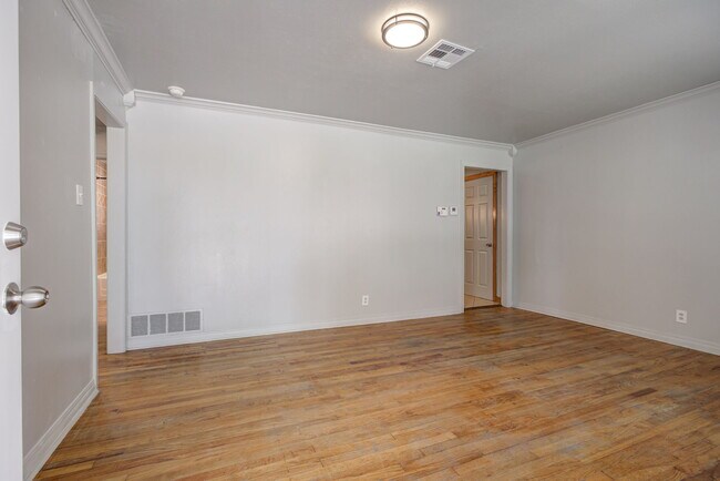 Building Photo - 910 Garver St