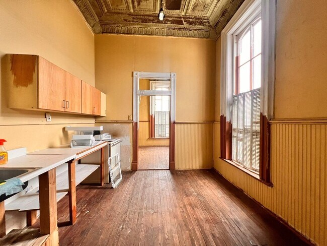 Building Photo - 518 Davis Ave
