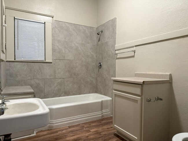 Building Photo - Endearing 2/1 Available Now!!!