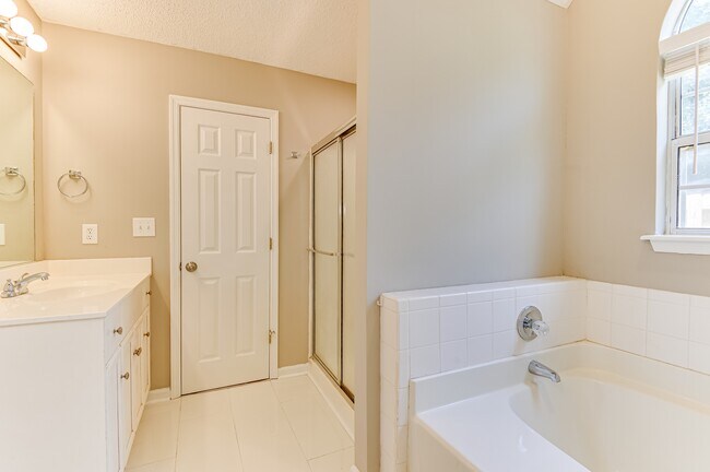 Building Photo - 208 Stonington Dr