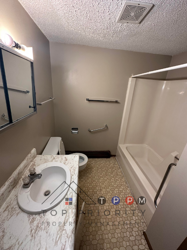 Building Photo - 1 Bedroom | 1 Bathroom Unit in Charles Cit...