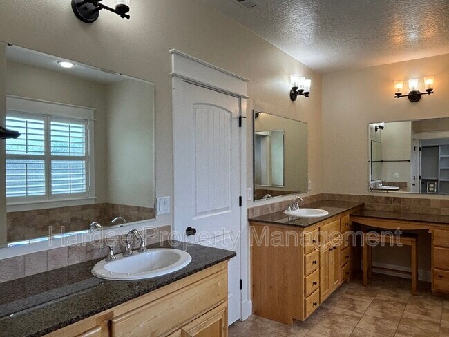 Building Photo - 573 E Halpin Dr
